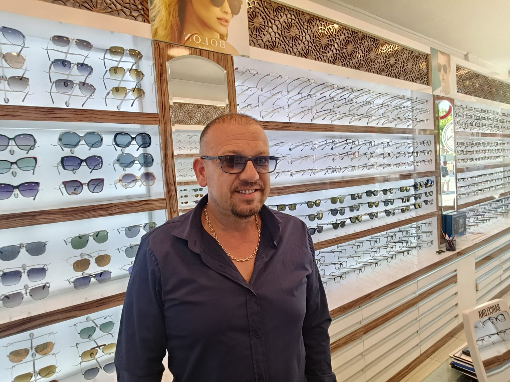 Edirne'de 17 yıldır optik sektöründe hizmet veren Levent Yaçi, pazar tezgahlarında ve internette satılan sahte güneş gözlüklerinin on dakikada bile gözleri kan çanağına çevirebildiğini belirtertek, kalıcı görme kayıplarına karşı vatandaşları güvenilir gözlükçülerden ve yerli markalardan alışveriş yapmaya çağırdı.